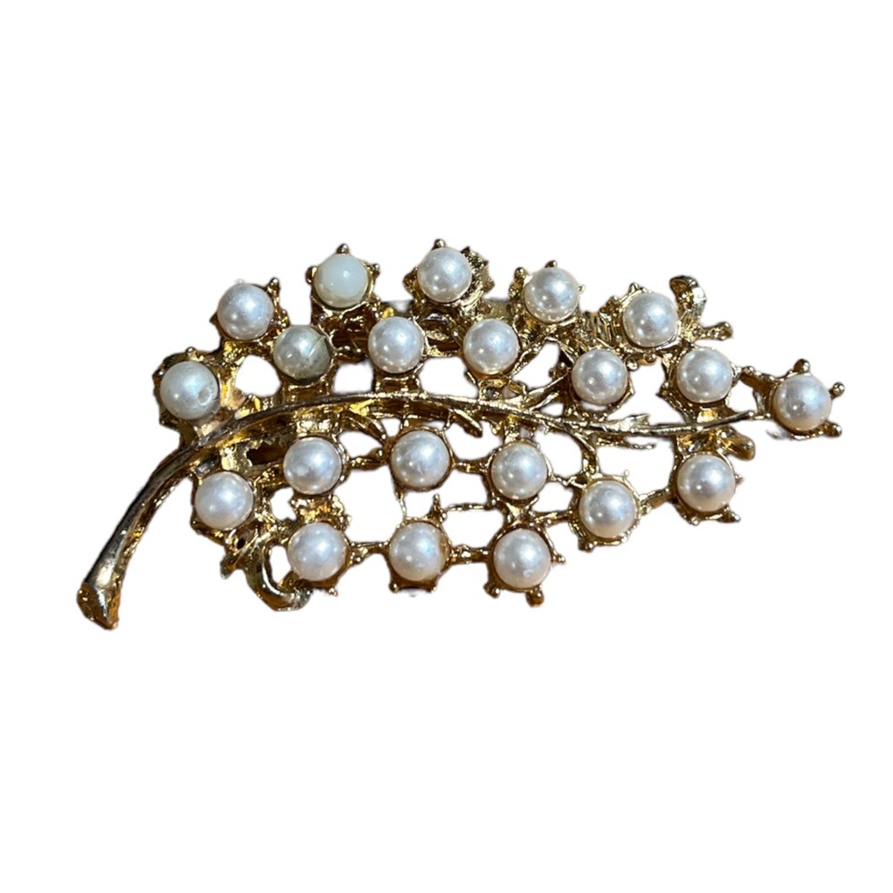 ✨ 3/$15 ✨ Gold Tone Pearl Leaf Brooch